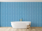 Papier peint Rayures festonnées – Bleu céruléen en situation (salle de bain)