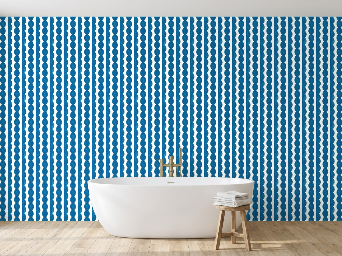 Papier peint Rayures festonnées – Bleu céruléen en situation (salle de bain)