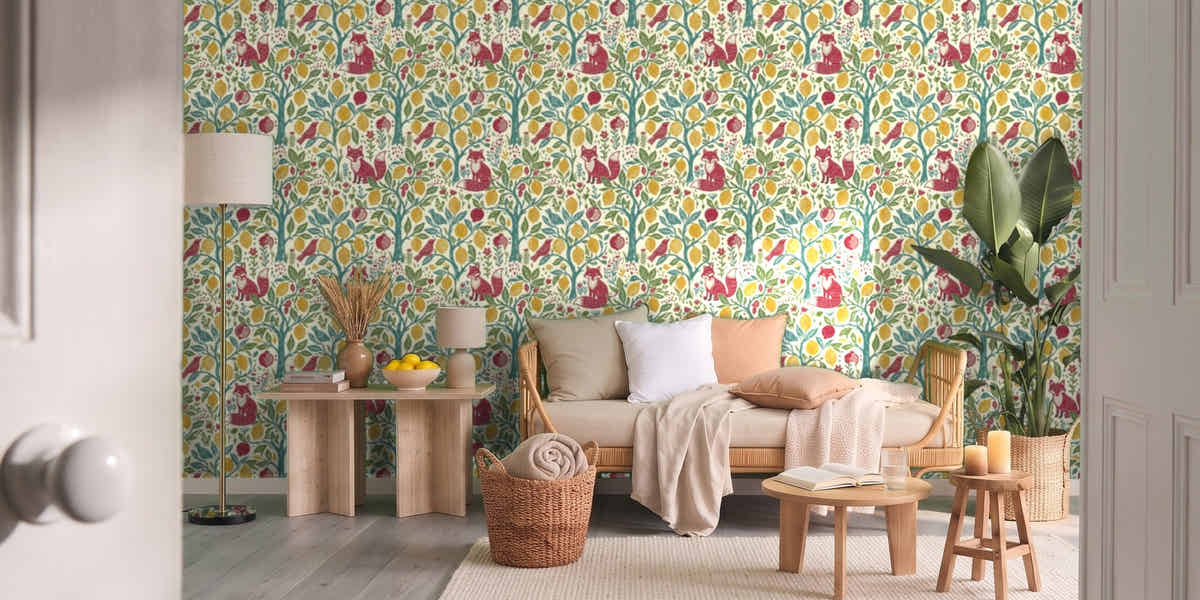 Papier peint Renard au citronnier – Folk dans un salon vu par la porte