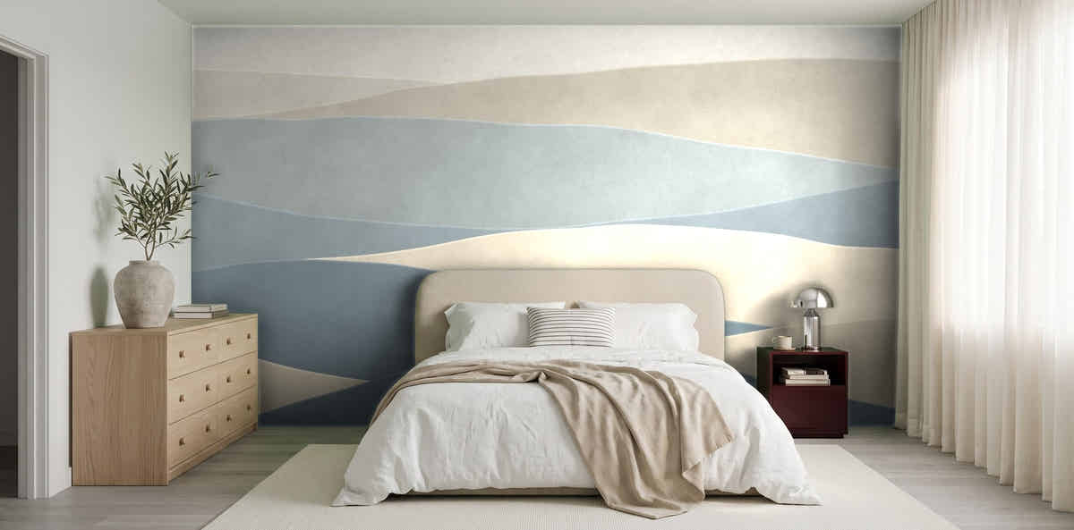 Papier peint Strates – Sable et ardoise dans une chambre japandi