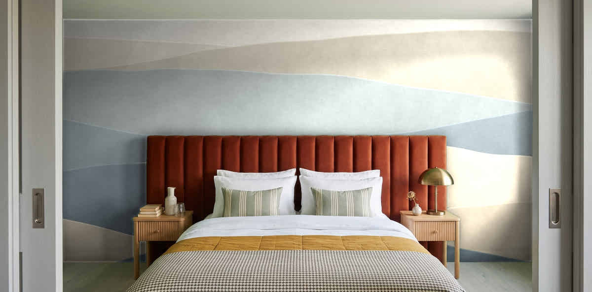 Papier peint Strates – Sable et ardoise dans une chambre avec tête de lit terracotta