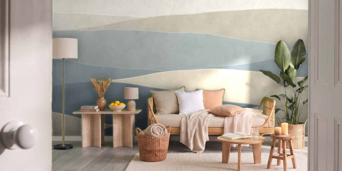 Papier peint Strates – Sable et ardoise dans un salon vu par la porte