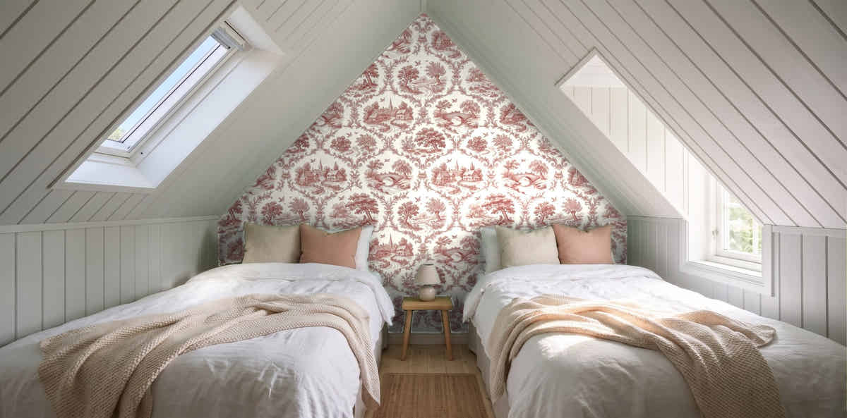 Papier peint Toile de Jouy – Rouge brique dans une chambre sous les toits