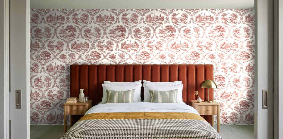 Papier peint Toile de Jouy – Rouge brique dans une chambre avec tête de lit terracotta