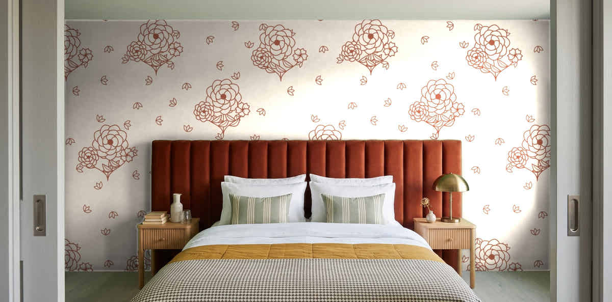 Papier peint Toile florale – Terracotta dans une chambre avec tête de lit terracotta