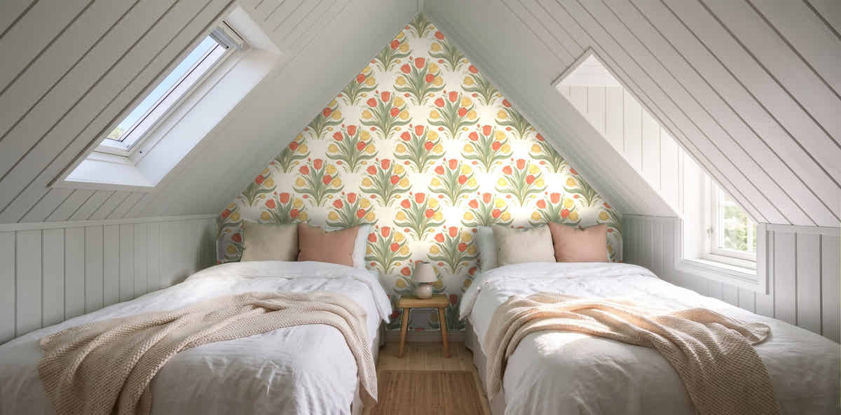 Papier peint Tulipes Art déco – Corail & sauge dans une chambre sous les toits