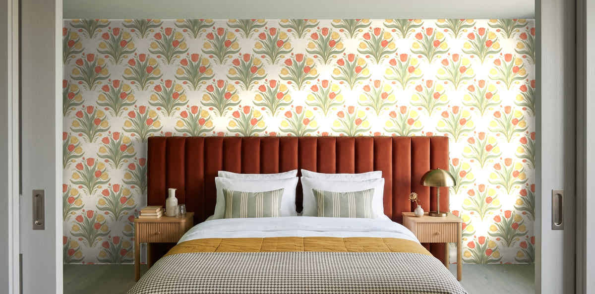 Papier peint Tulipes Art déco – Corail & sauge dans une chambre avec tête de lit terracotta