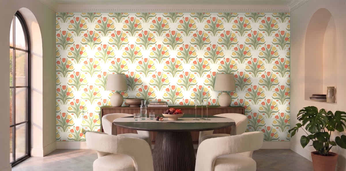 Papier peint Tulipes Art déco – Corail & sauge dans une salle à manger