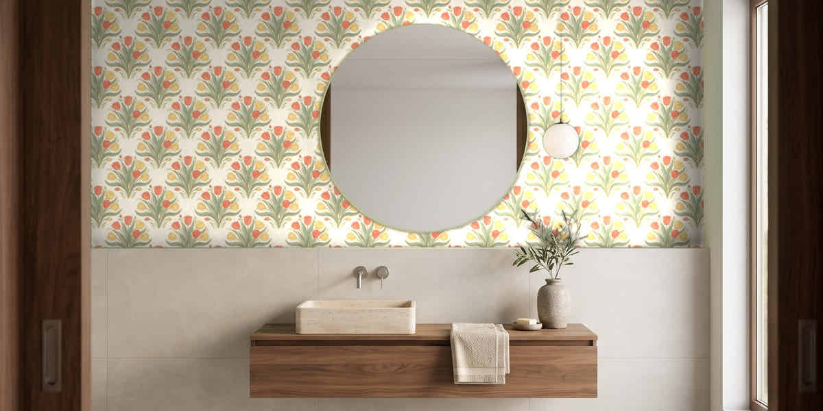 Papier peint Tulipes Art déco – Corail & sauge dans une salle de bain