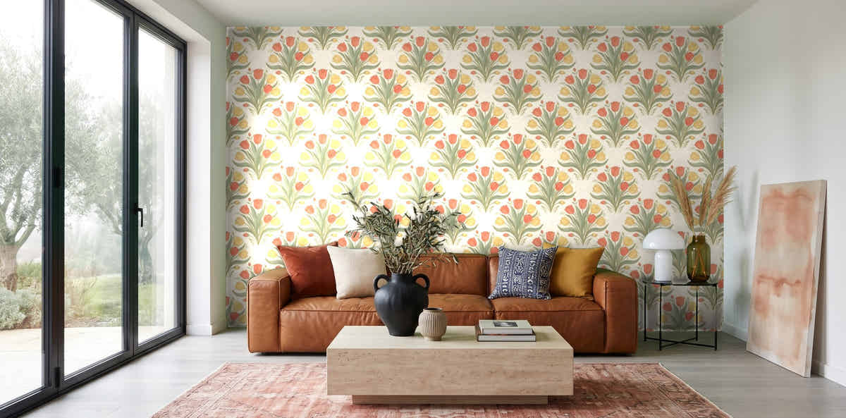 Papier peint Tulipes Art déco – Corail & sauge dans un salon avec baie vitrée