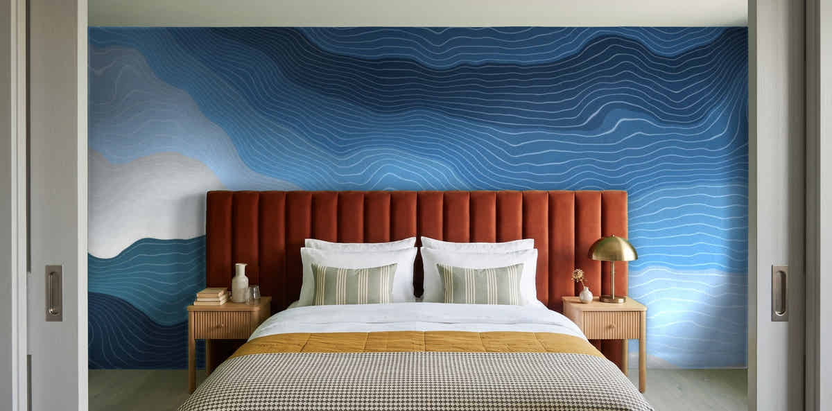 Papier peint Vagues d'encre – Océan dans une chambre avec tête de lit terracotta