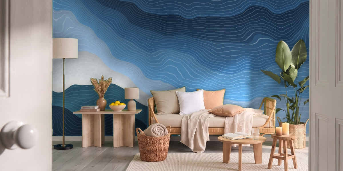Papier peint Vagues d'encre – Océan dans un salon vu par la porte